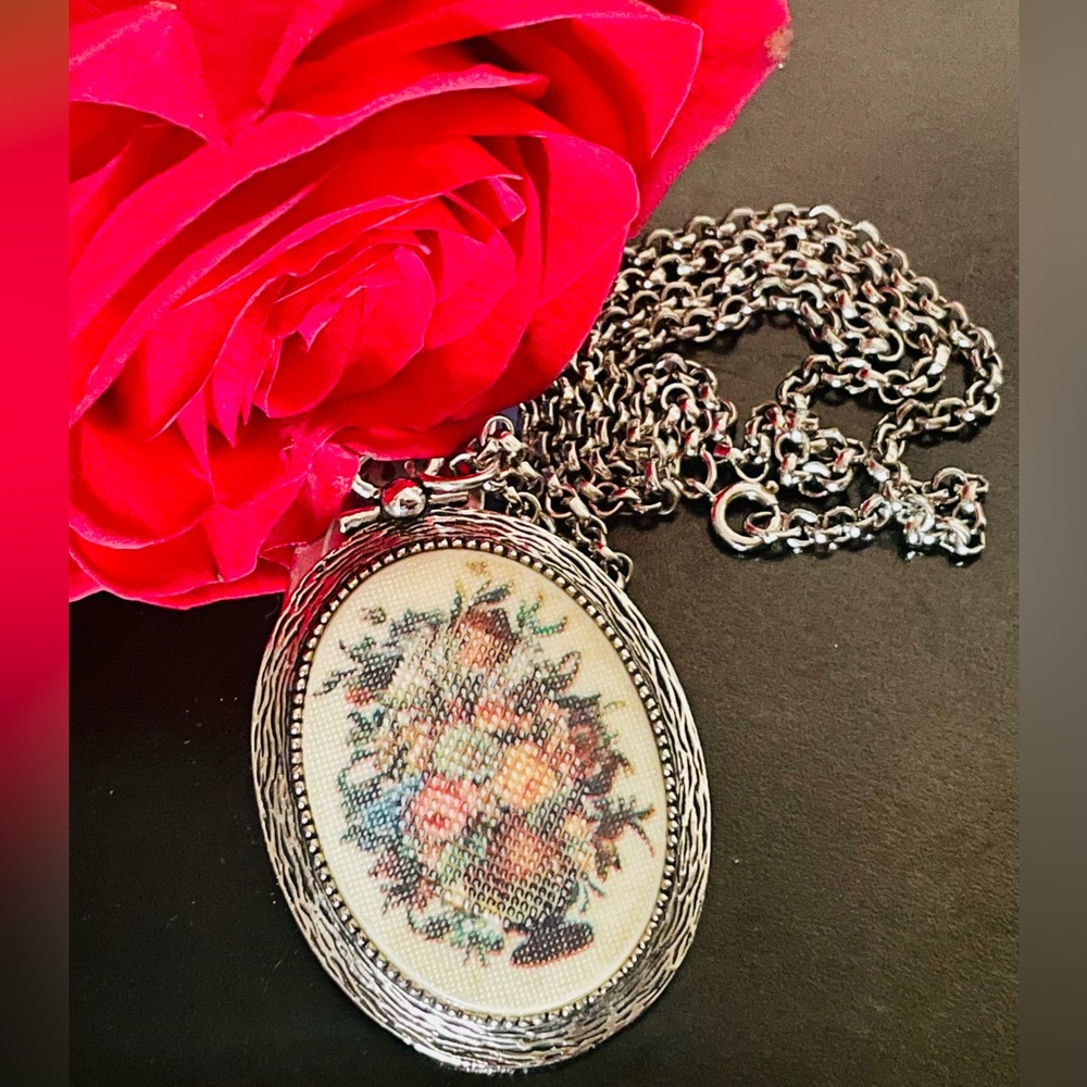 Vintage Sarah Coventry Victorian Pendant Necklace